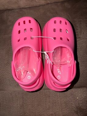 Platform Clogs in Bright Pink